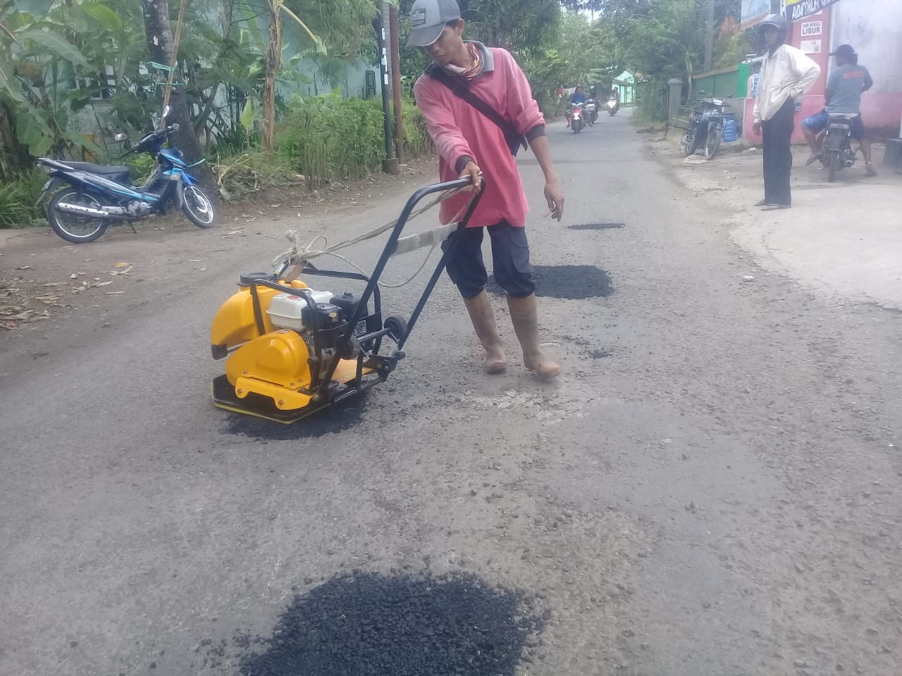 Perawatan ruas jalan Dungus – Bayan