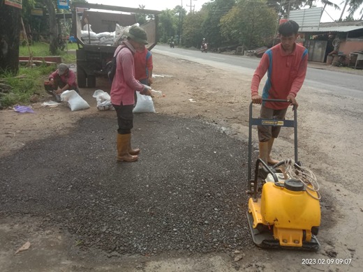 Kegiatan Penambalan Jalan Menggunakan Asbuton di Jalan Pucang Agung