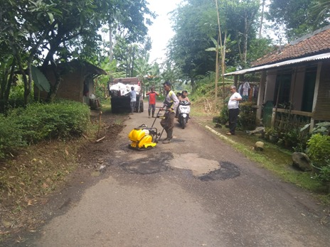 Kegiatan Penambalan Jalan Menggunakan Asbuton di Ruas Jalan Pucang Agung – Winong.