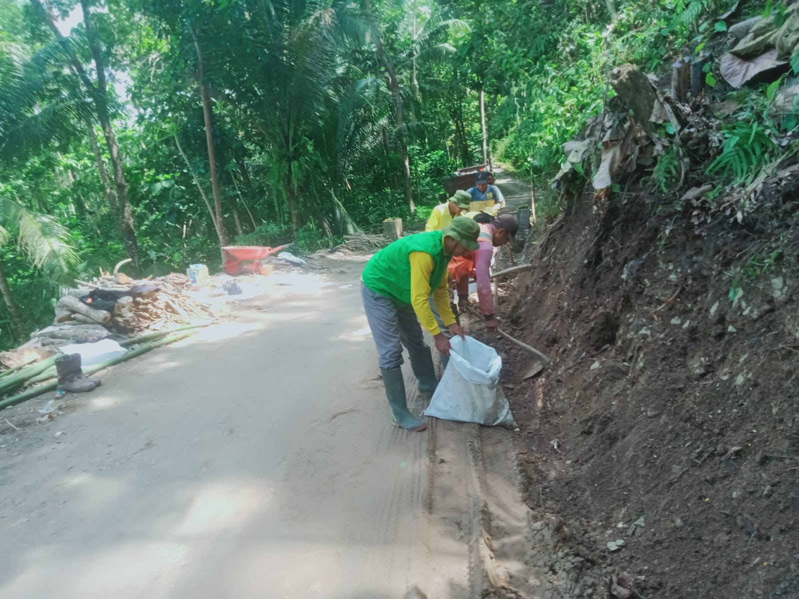 Pemeliharaan Rutin Bahu Jalan Kaliglagah-Wonosido