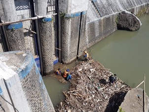 PEMBERSIHAN SAMPAH BENDUNG KEDUNG PUTRI