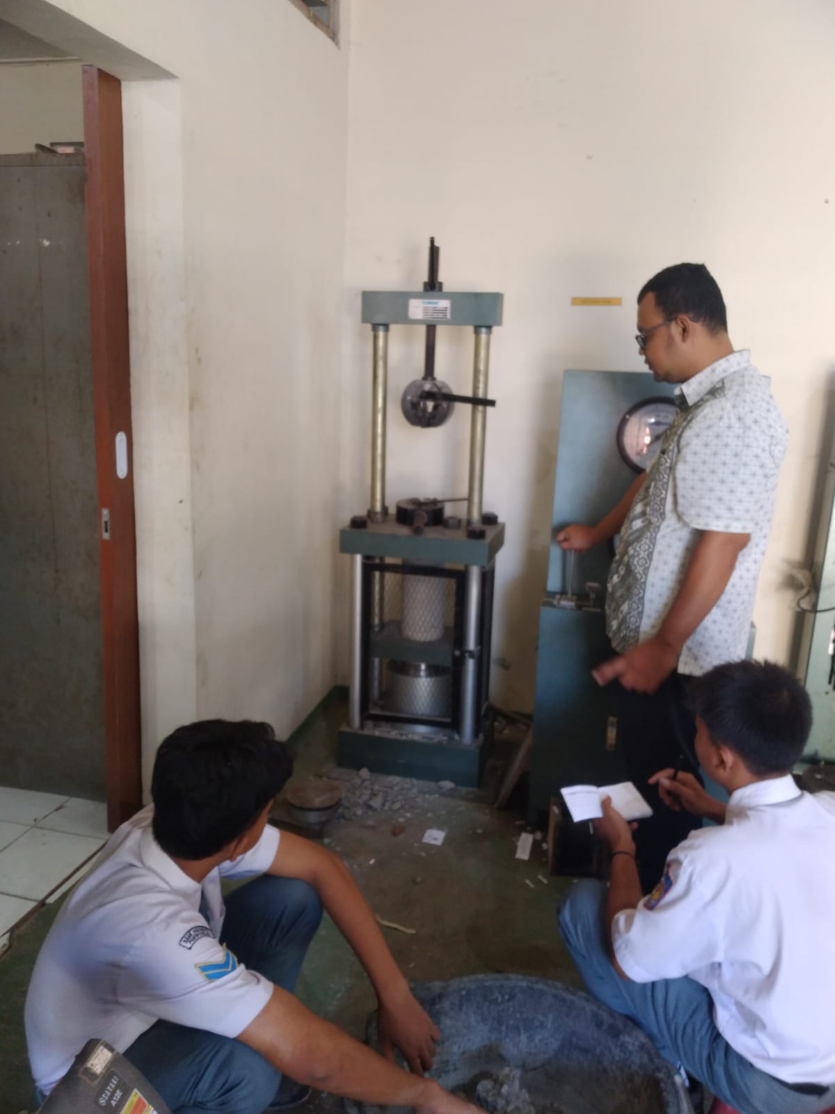 PENGUJIAN KUAT TEKAN BETON (COMPRESSION TESTING MACHINE)