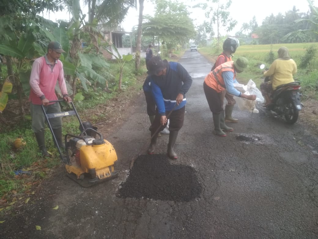 Pemeliharaan Rutin berupa Pembersihan Bahu Jalan dan Sudatan
