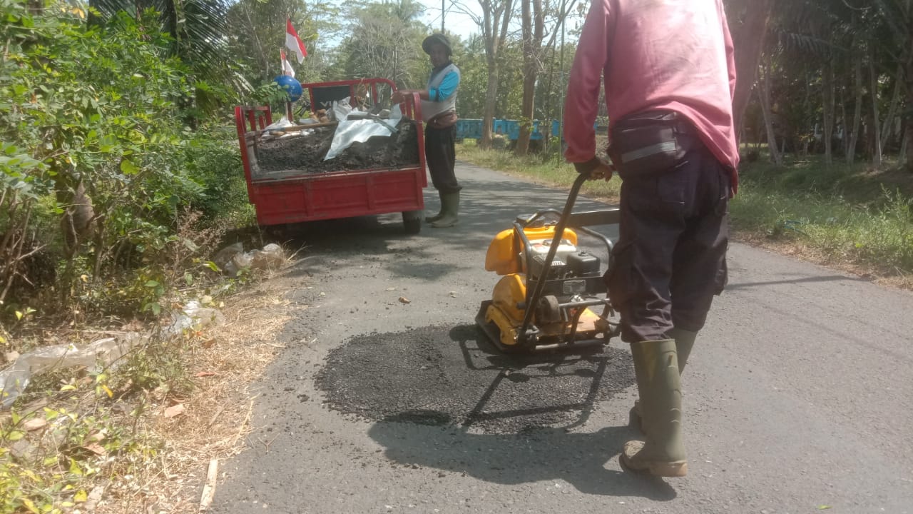 Kegiatan Rutin Pemeliharaan Ruas Jalan Sembaon Tamansari