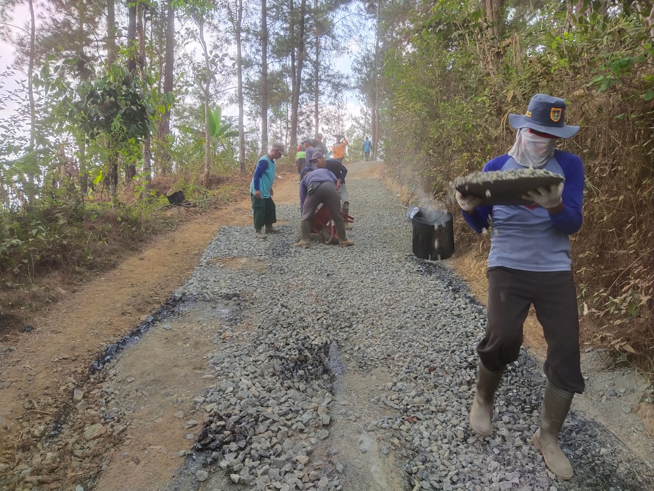 Pemeliharaan Rutin Jalan dengan Menggunakan Konstruksi Lapis Penetrasi