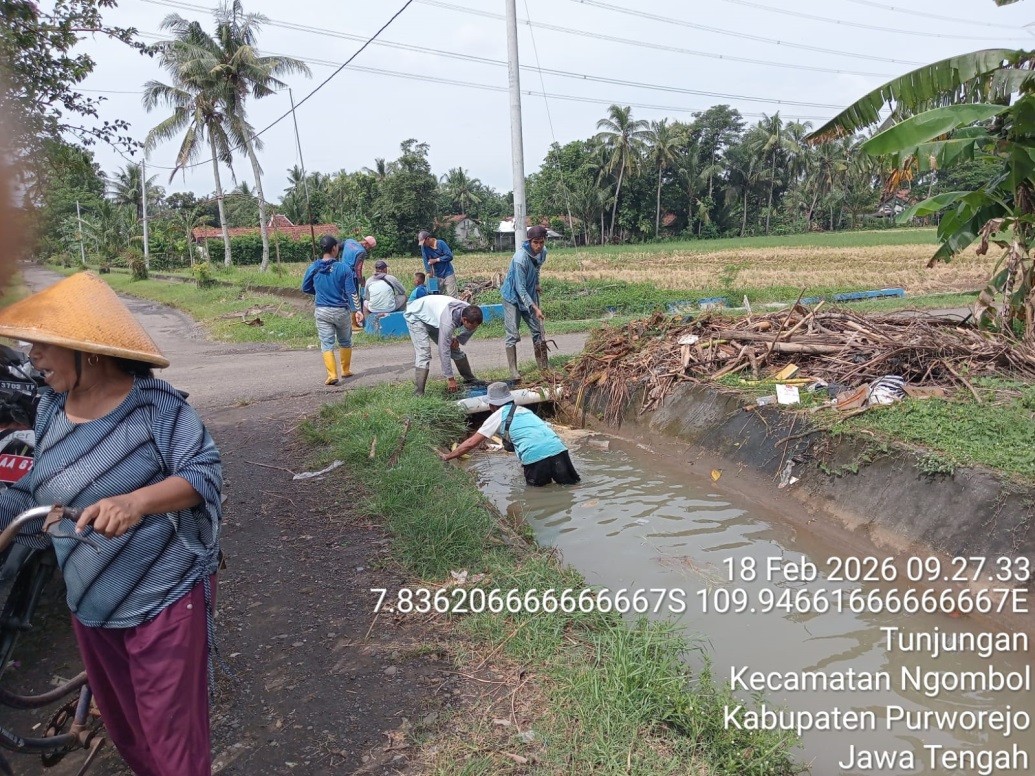 UPT Pemeliharaan Jalan dan Irigasi Wilayah Purwodadi Gelar Kerja Bakti Bersihkan Saluran Irigasi di Ngombol