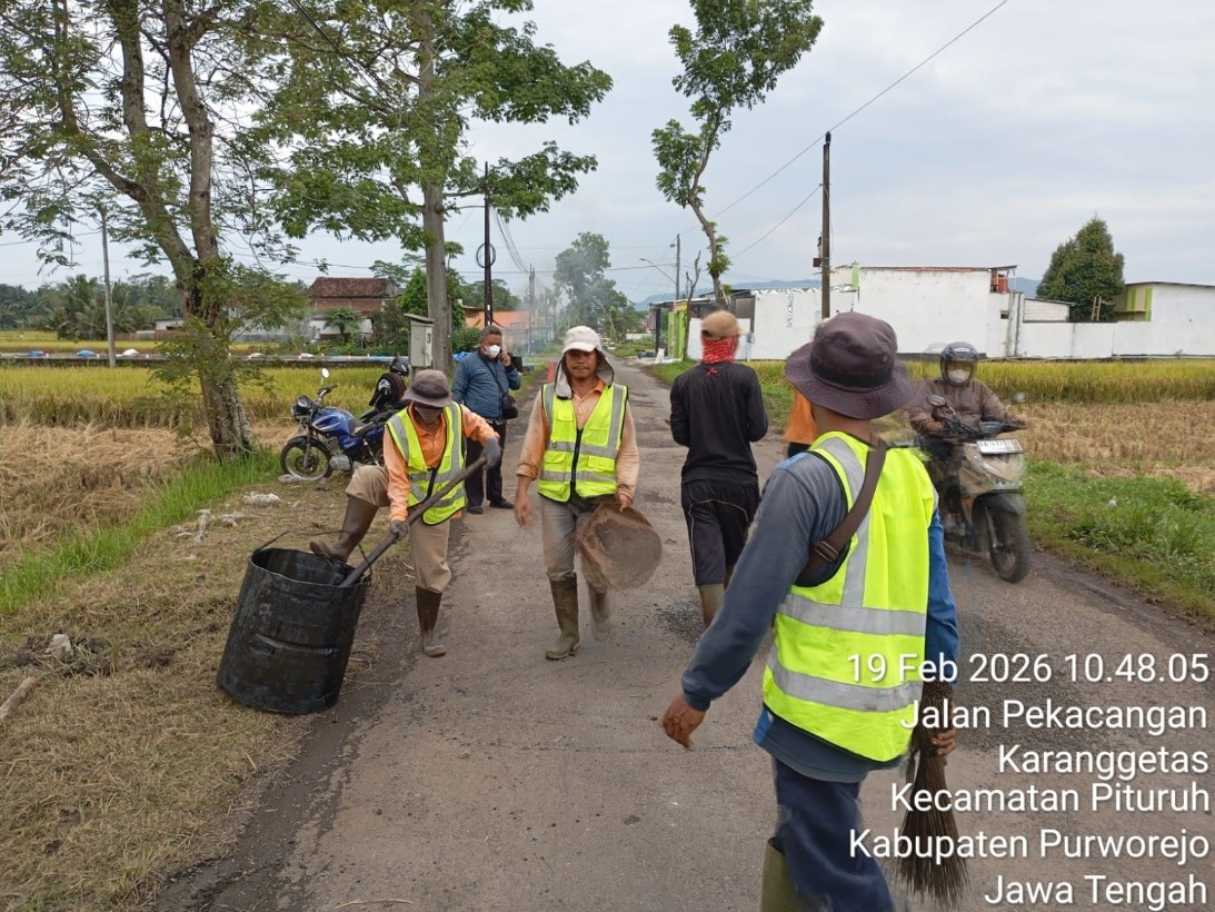 DPUPR Kabupaten Purworejo Lakukan Pemeliharaan Rutin Ruas Jalan Brengkol–Megulung Jelang Mudik Lebaran