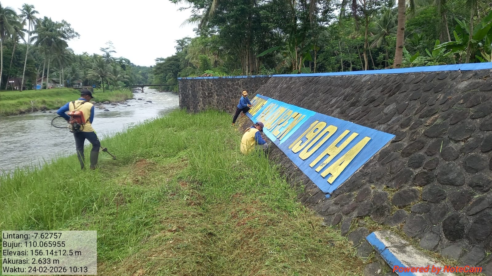Petugas OP Bendung Kaliduren Lakukan Babat Rumput dan Pengecatan Rutin