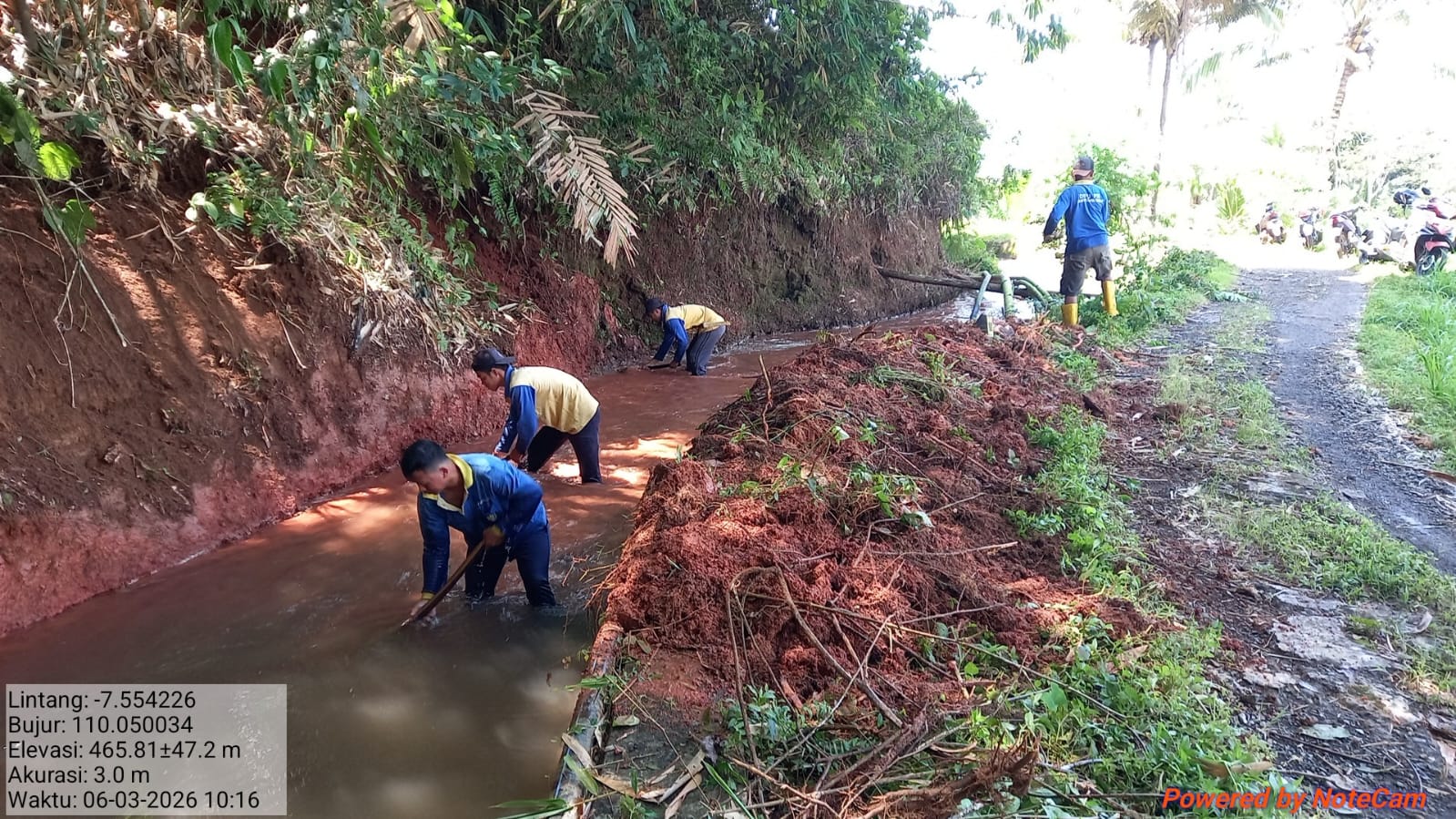 Petugas OP DI Kedondong Bersihkan Longsoran Tebing di HM 32+00