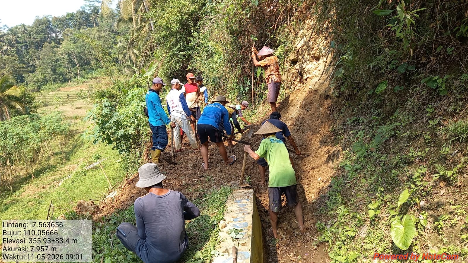 Petani dan Petugas UPT PJI Loano Gotong Royong Bersihkan Longsor Penutup Irigasi PB Watubelah