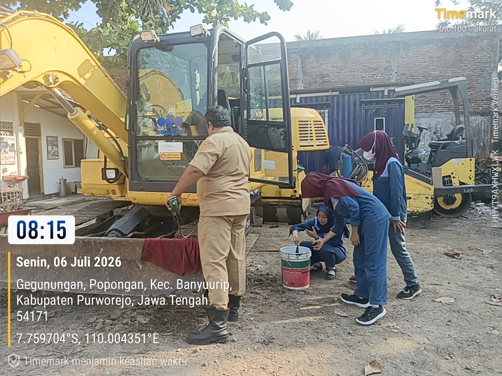 UPTD Laboratorium Konstruksi dan Pengelolaan Alat Berat Berikan Bimbingan Pemeliharaan Excavator kepada Siswa PKL SMK Negeri 1 Purworejo